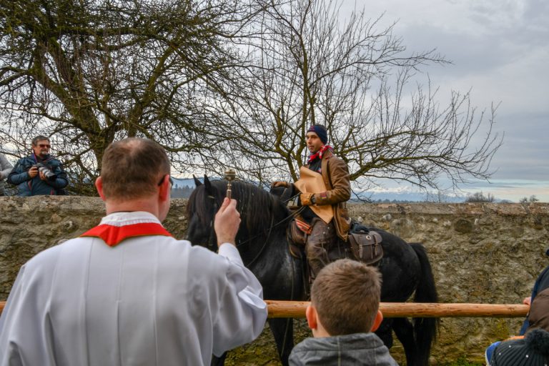 blagoslov konj, Srednja vas